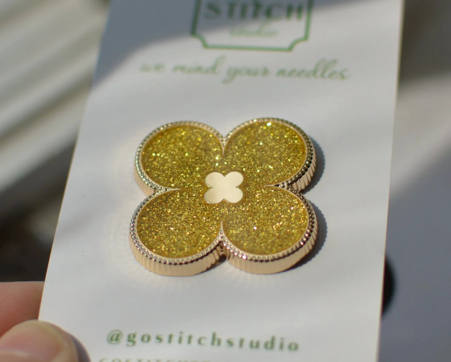 Gold Glitter Clover Needle Minder