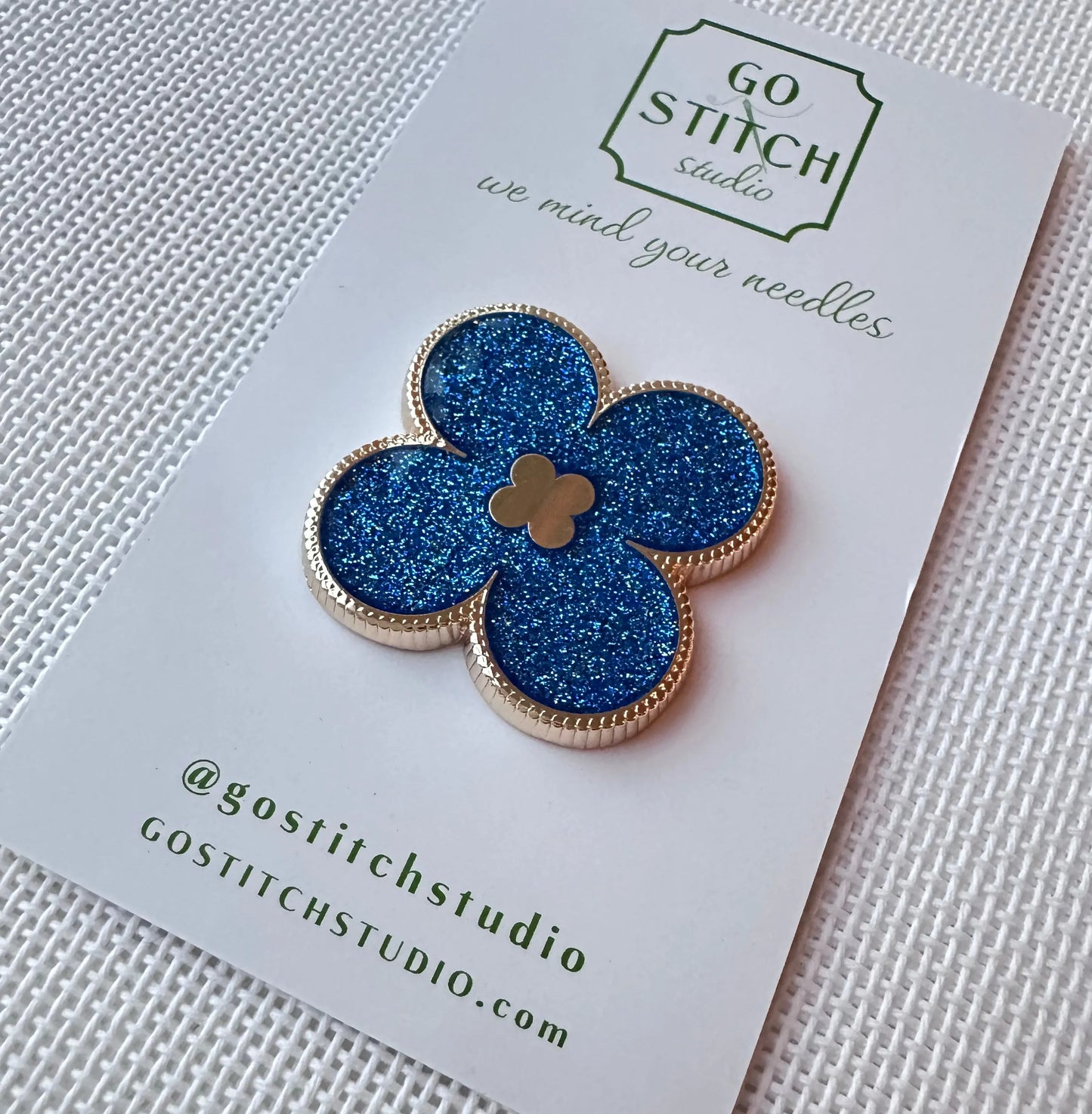 Blue Glitter Clover Needle Minder