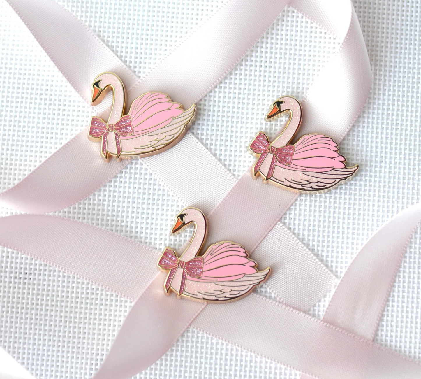 Pink Glitter Swan with Bow Needle Minder