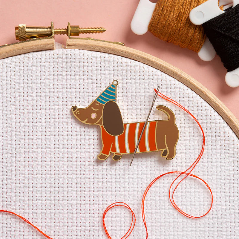 Party Dachshund Needle Minder
